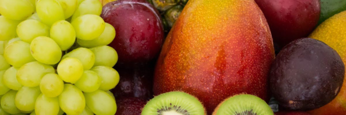 Diferentes frutas, como kiwi, uvas, manga e ameixa para representar o que é frutose.