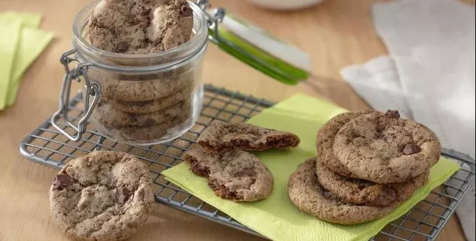 Cookies sem glúten em cima de um guardanapo e em um pote de vidro.
