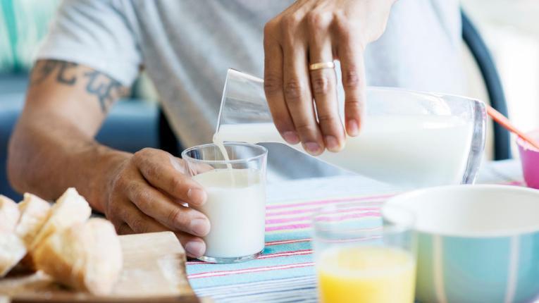 Embora existam polêmicas em torno desse alimento, o leite traz, sim, muitos benefícios para a saúde.