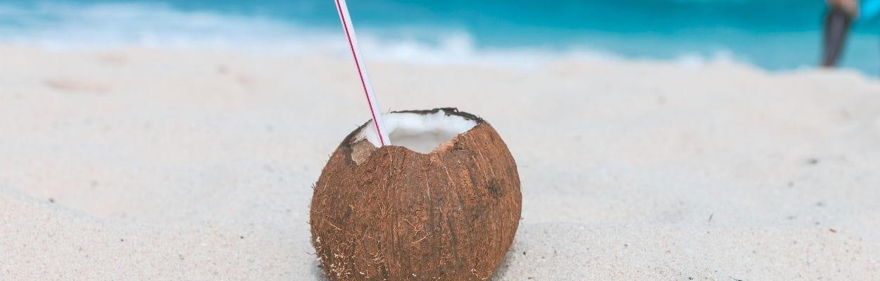 O que comer na TPM: água de coco