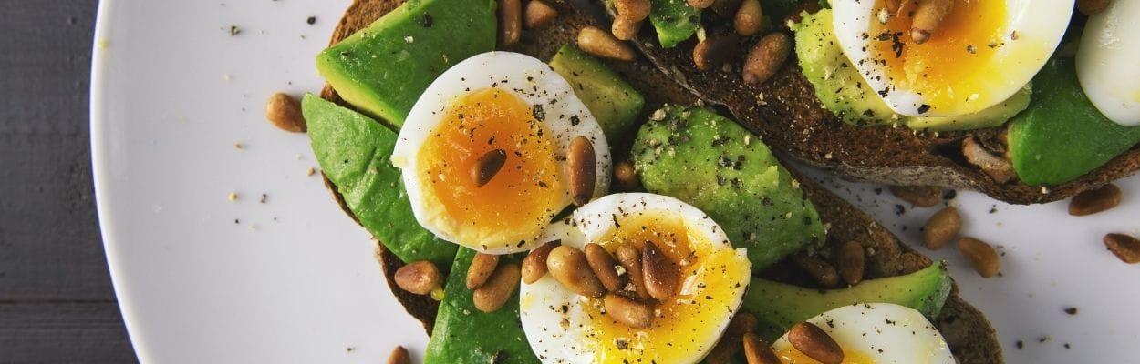 Alimentos fit: torrada com ovo e abacate