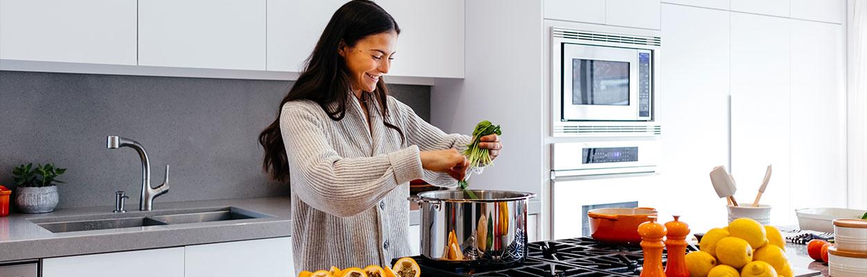 Comer saudável: mulher cozinhando