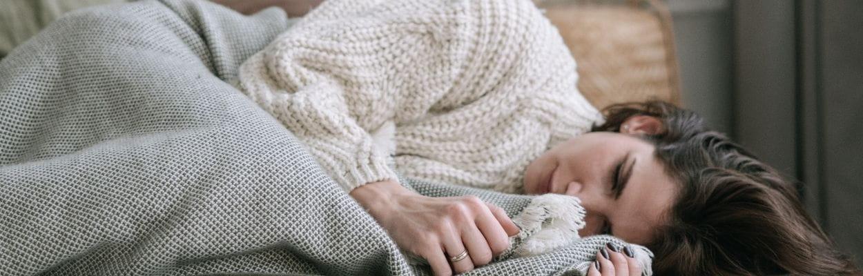 Impactos da constipação nas emoções: mulher deitada