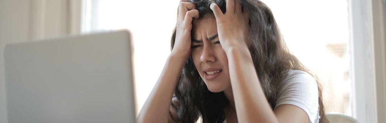 Síndrome de burnout: mulher estressada