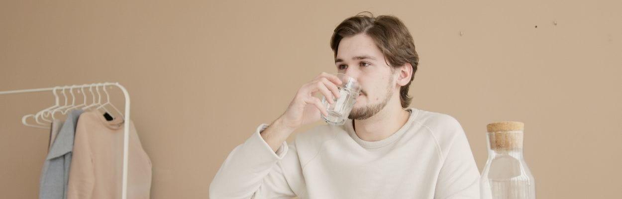 Rim saudável: homem bebendo água