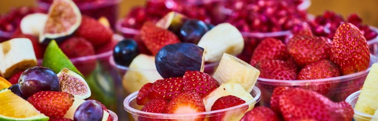 Alimentos diuréticos: salada de frutas