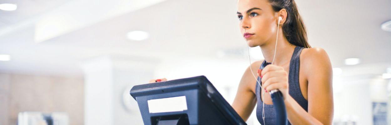 Benefícios da atividade física: mulher se exercitando