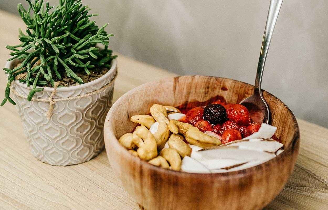 Colesterol HDL, o colesterol bom: castanhas e frutas vermelhas dentro de um pote