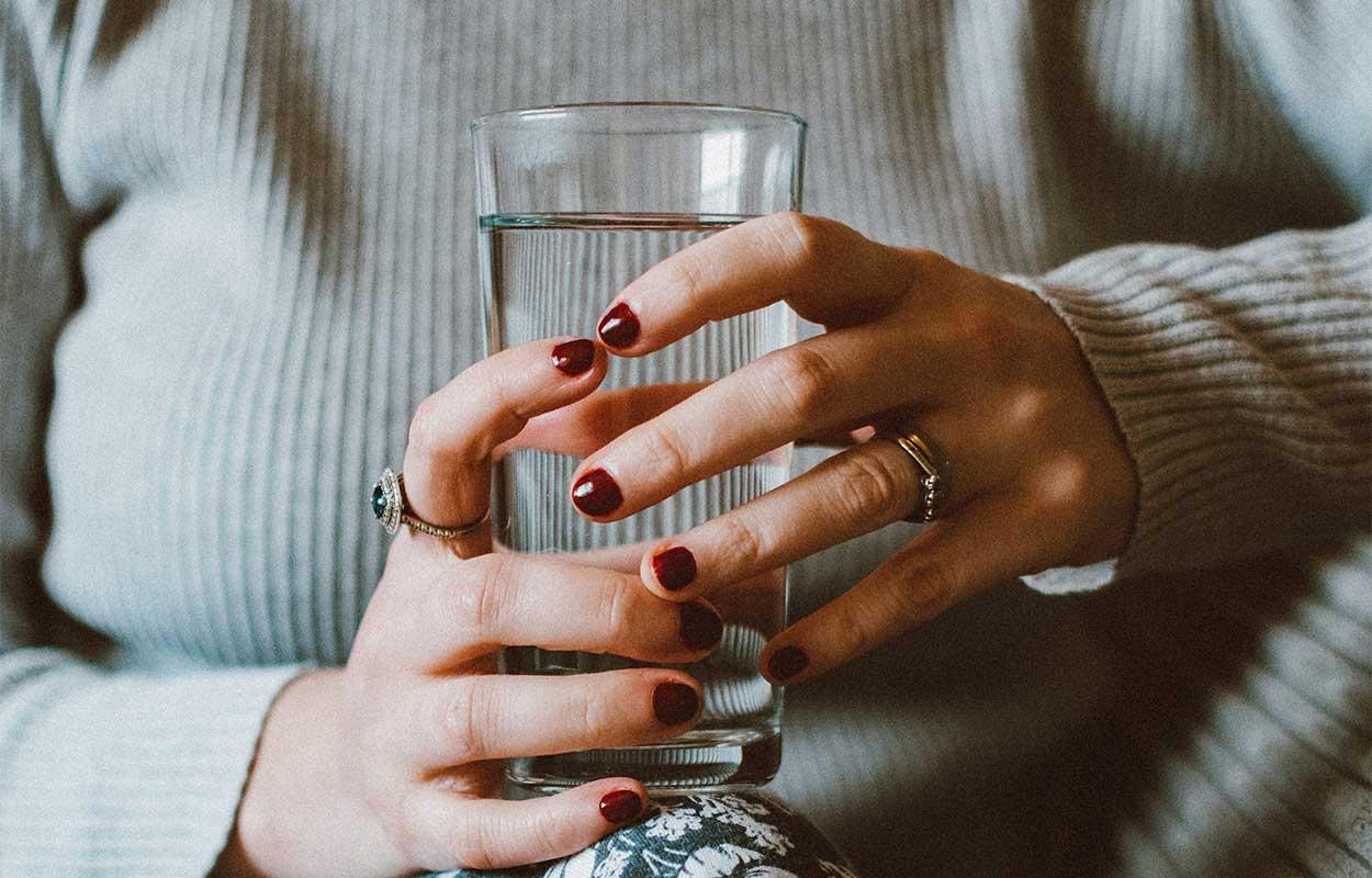 Constipação:mulher segurando copo com água