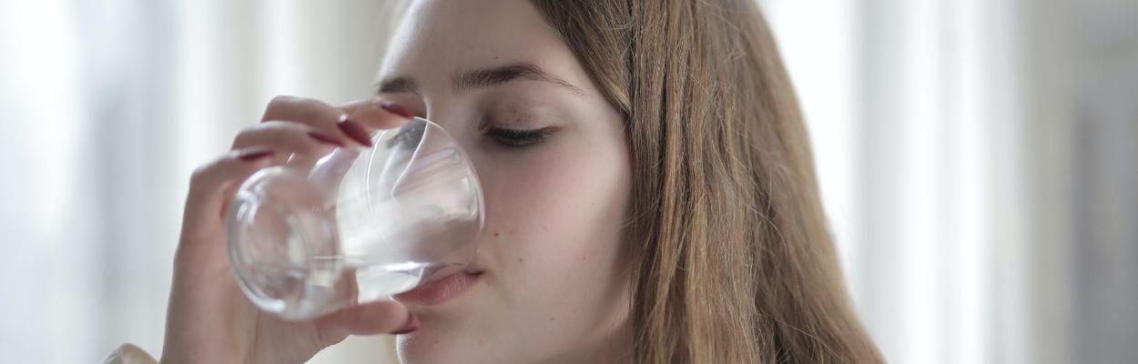 Desidratação: mulher bebendo água
