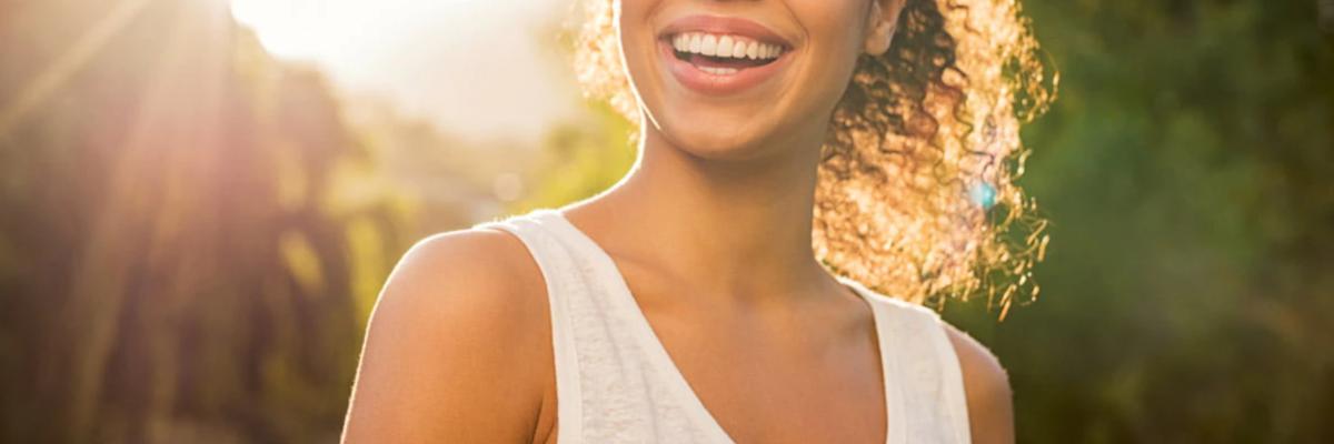 Vitamina D e Imunidade: Mulher sorrindo