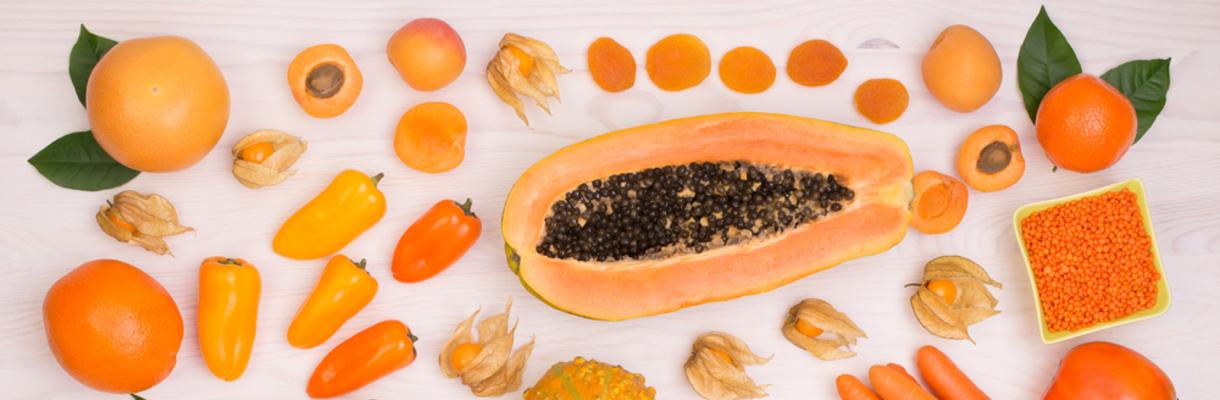 Diversas frutas na cor laranja que são fontes de ricas de betacaroteno: mamão, laranjas, cenouras, etc.