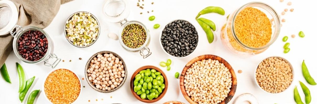 Exemplos de alimentos que são fontes ricas de proteínas vegetais: soja, ervilhas, feijão, lentilhas, grão-de-bico, etc.