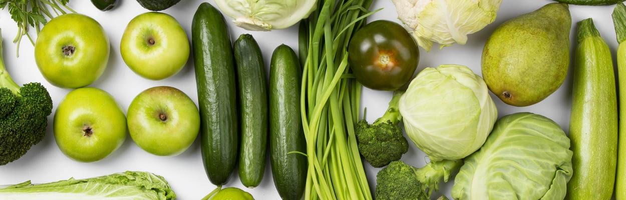 Diversos vegetais verdes, como brócolis, repolho e abobrinha. A imagem representa os alimentos antidepressivos.