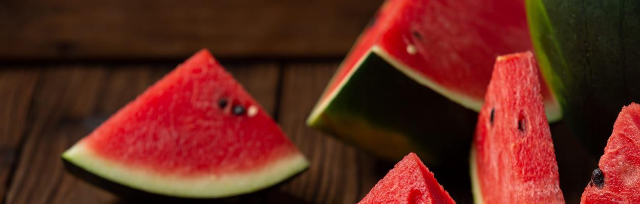 Vários pedaços de melancia cortados em tamanhos diferentes. A imagem representa se pode comer melancia à noite.